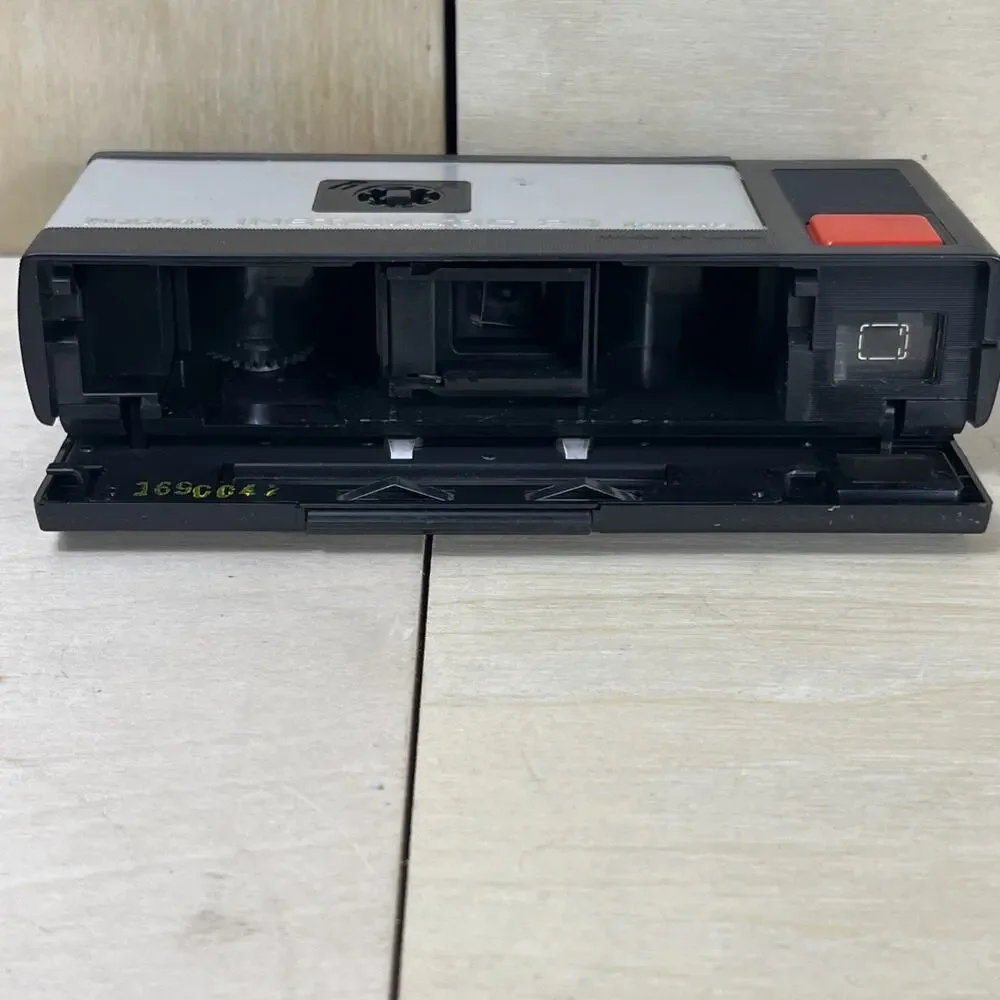 Vintage 1972 Kodak Pocket Instamatic 20 Camera UNTESTED With Case